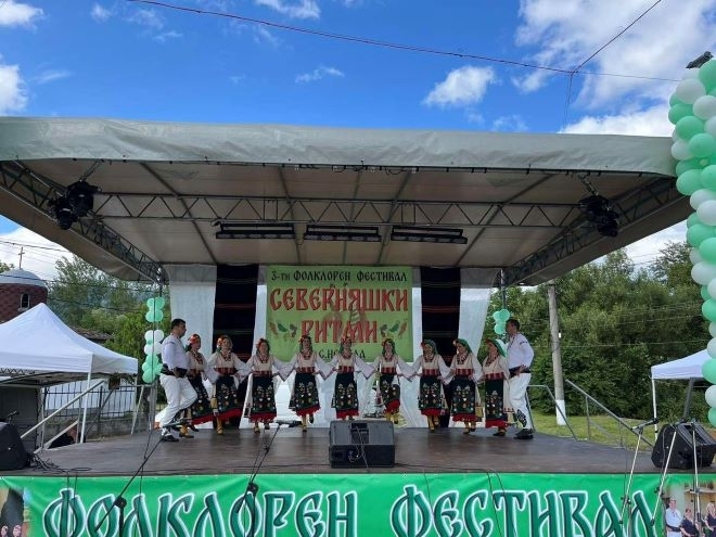 Започна фолклорният фестивал Северняшки ритми, съобщиха от Община Враца.
Събитието се