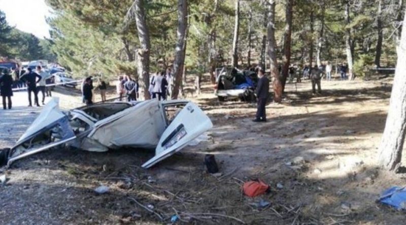 Петима души загинаха и трима бяха ранени при катастрофа на училищен микробус в