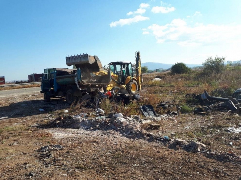 Специализирана техника на общинското предприятие БКС извършва дейности по почистване на