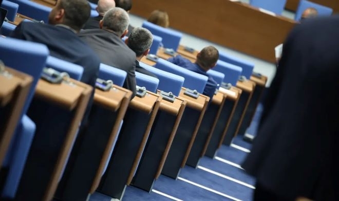 Депутатите се събраха на извънредно заседание точно в 15 00 ч То