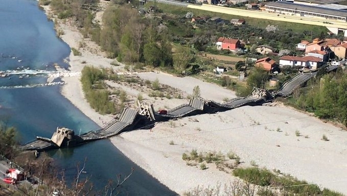 Мост на шосе в Северна Италия по което обикновено има