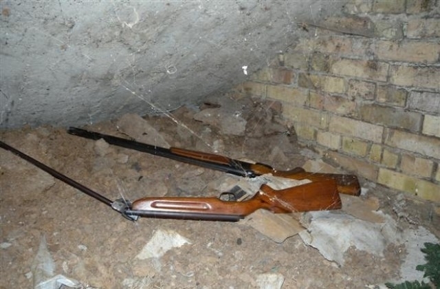 Полицаи са намерили незаконни пушки и патрони в дома на