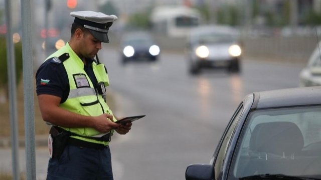 Постоянен полицейски контролпо основните пътни трасета в страната и автомобили
