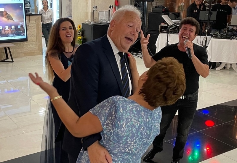 Тежък купон разлюля снощи Мездра видя репортер на агенция BulNews