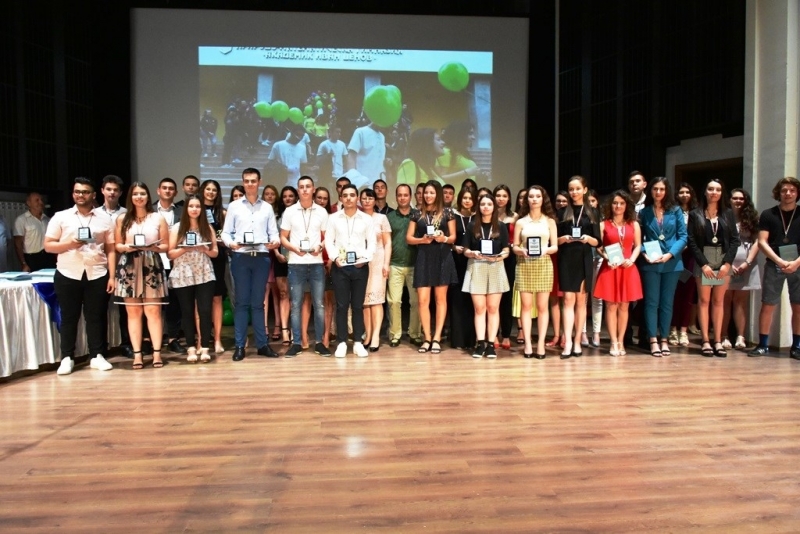 На тържествена церемония днес в градската концертна зала 177 възпитаници