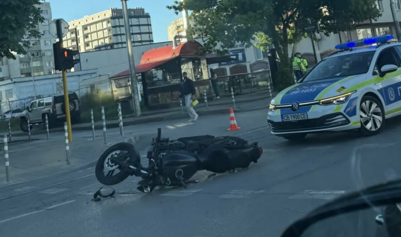 Кървав инцидент! Моторист пострада при жесток сблъсък в джип в Бяла Слатина, настанен е в болница