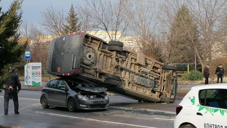 Трима души пострадаха при катастрофа в село Мерданя и един