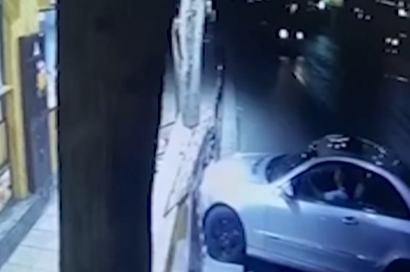 Лек автомобил връхлетя върху дюнерджийница в Пловдив Инцидентът е станал