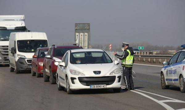 Служители на реда са хванали тираджия нарушил домашната карантина съобщиха