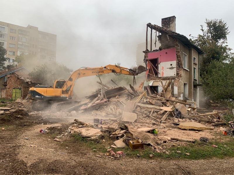 Община Враца бутна незаконна постройка в ж к Младост видя първо