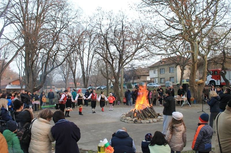 Огньове, музика и хамкане на Сирни Заговезни в Козлодуй