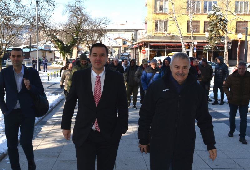Министърът на икономиката Никола Стоянов се срещна с протестиращи заради фотоволтаичната централа в Монтана /снимки/