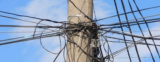 Скъсан далекопровод от силния вятър подпали постройка към дърводелски цех