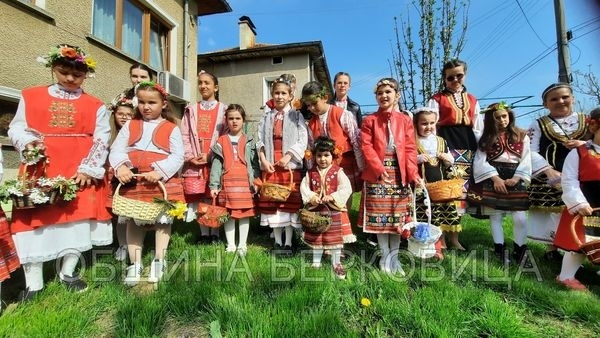 С красиви носии и пъстри венци на главата малките лазарки
