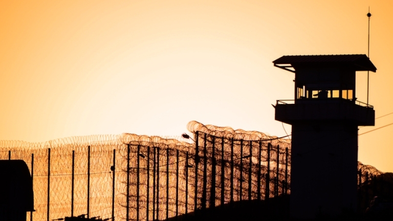 Над 100 затворници са избягали от индонезийския затвор на остров