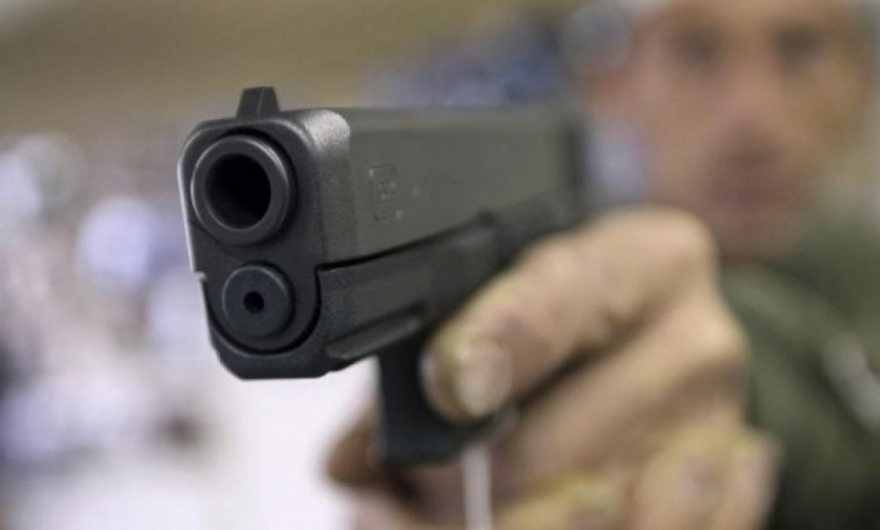 Задържан е 69 годишен мъж насочил оръжие срещу свой съсед съобщиха