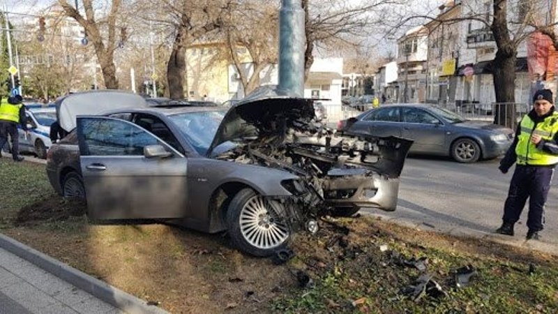 Пиян младеж се удари с колата си в стълб в