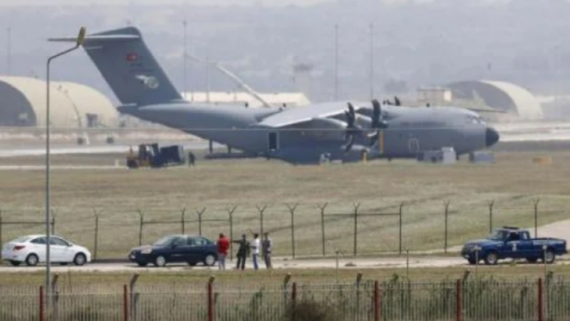 Трима души панически търсещи спасение от настъпващите талибани в отчаянието