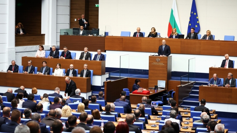 Първи парламентарен контрол за Румен Радев