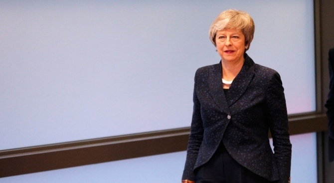 Над 40 бивши британски дипломати призоваха премиера Тереза Мей да