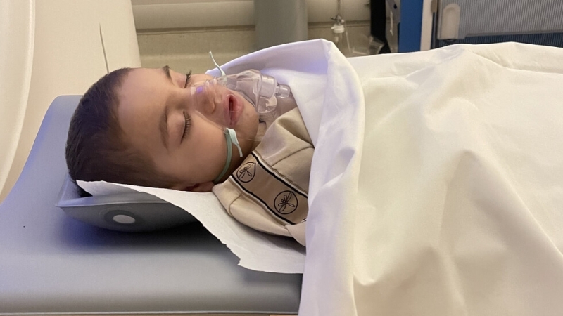 Само на 1 година и 7 месеца малката Деница води
