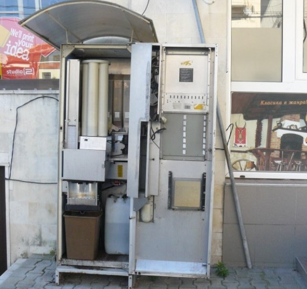 Младеж разби и обра автомат за кафе във Враца това