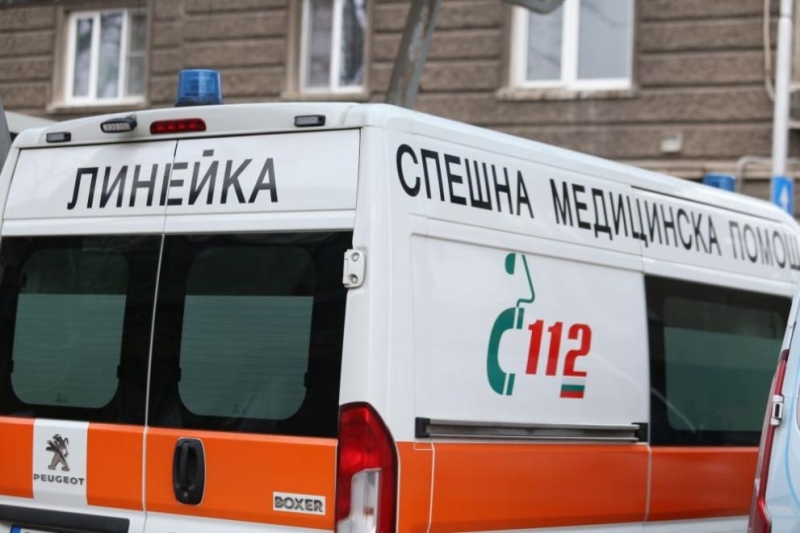 Линейка и микробус се удариха в Пловдив, има пострадал лекар