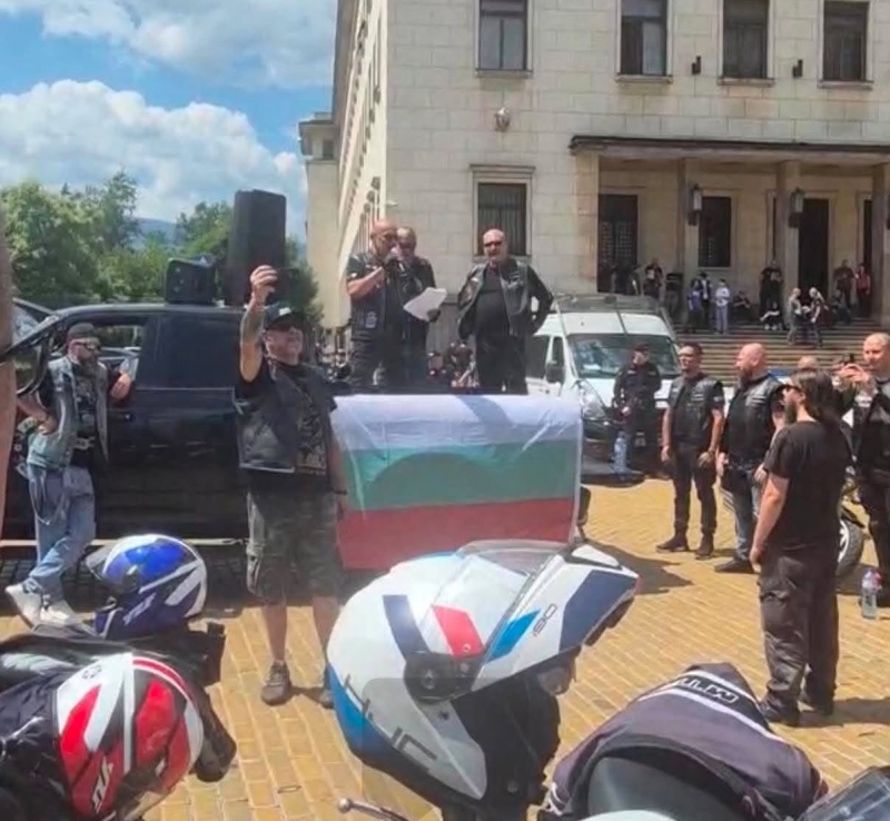 Представители на близо 10 мотоклуба се събраха на протест в