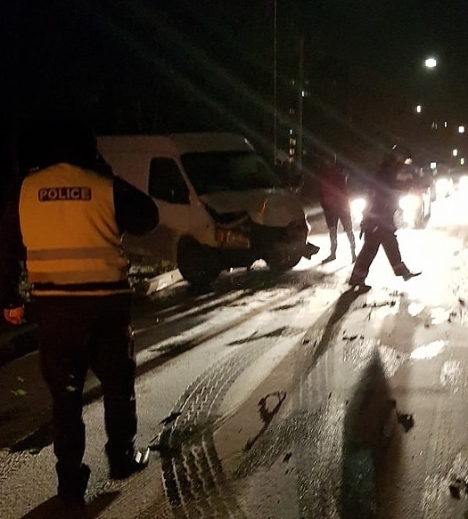 Шофьор едва не изгуби живота си тази вечер удряйки се