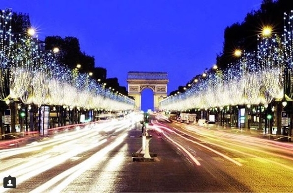 Парижкият булевард "Шанз-елизе" вече блести с коледни светлини. На специална
