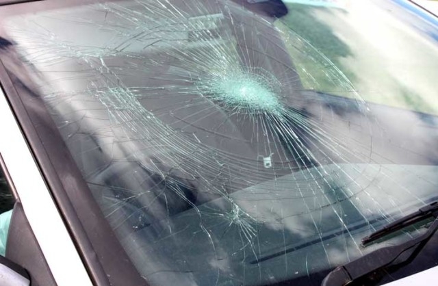 На 30 септември неизвестно лице счупило предното панорамно стъкло на