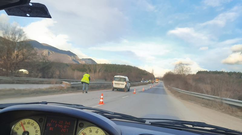 Движението по международния път Е 79 между Враца и Мездра е