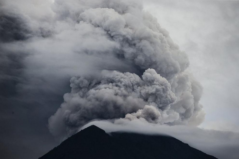 15 души пострадаха в японски ски курорт след изригване на вулкана