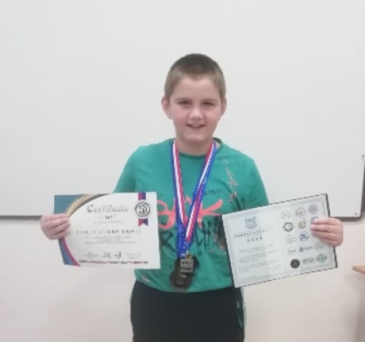 Ученик от Мездра получи наградите си от участие в Международно