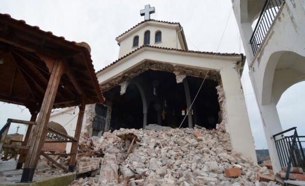 Силните земетресения в Гърция миналата седмица оставиха необитаеми около 900