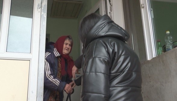 В навечерието на Коледа младежи помагат на възрастни хора от