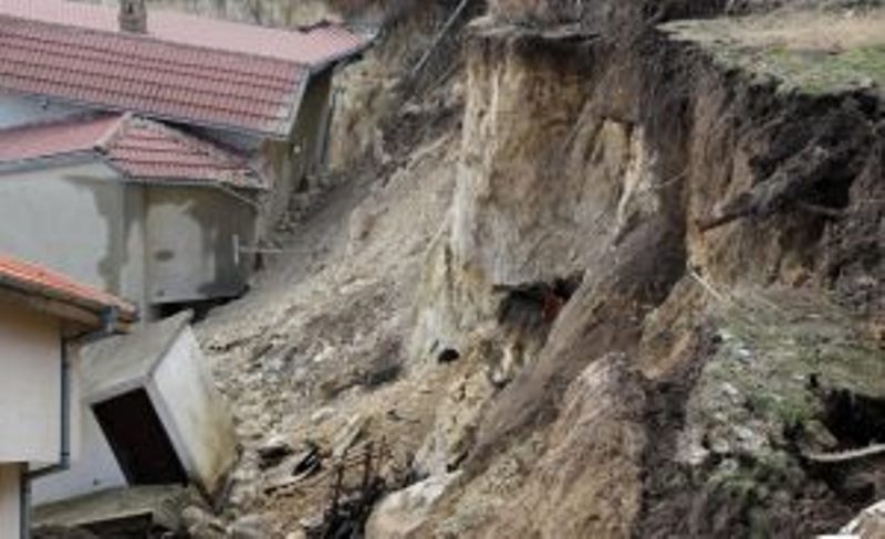 Свлачища са затрупали 11 души в Смолян а продължаващите валежи