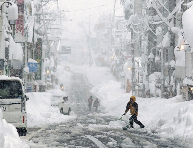 Япония изпрати днес войници да помагат на хората оказали се
