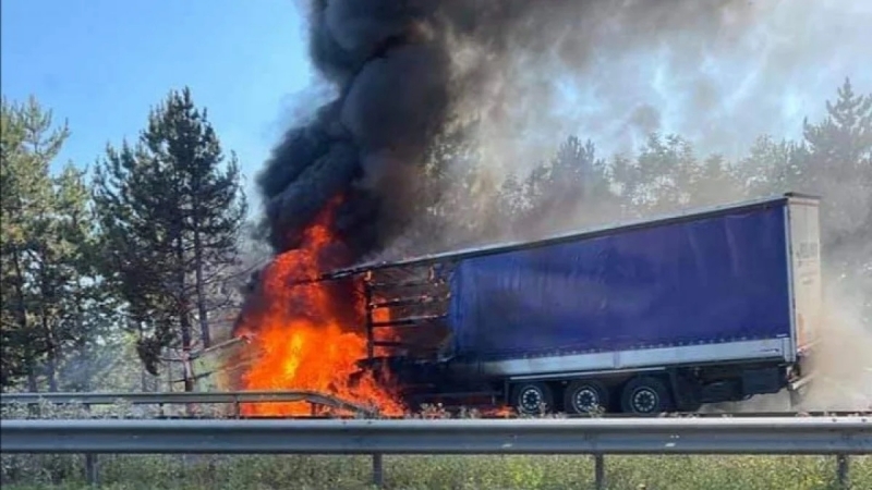 Полски ТИР се запали край Монтана съобщиха от полицията  
Случката е