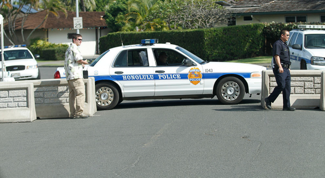 Двама хавайски полицаи бяха застреляни снощи от мъж който според