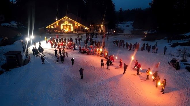 Факелно шествие литературно музикална програма хора и прекрасна заря стоплиха сърцата