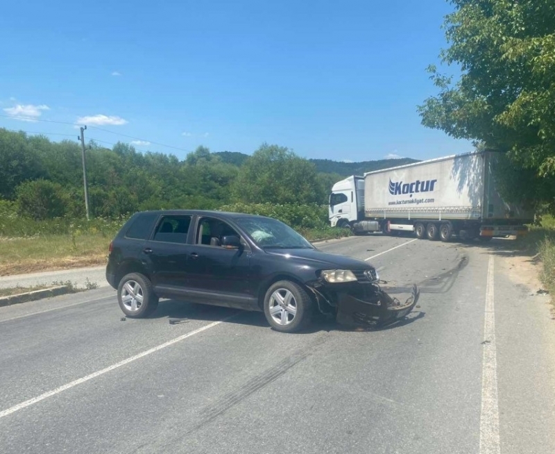 Тежка катастрофа е затворила международен път Е 79 между Ботевград