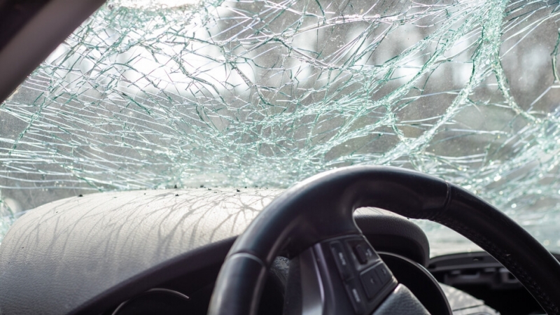 Екшън в Кнежа: Шофьор се заби в порта и ремарке в опит да избяга от полицията