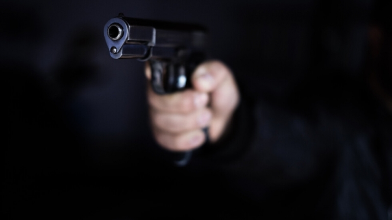 Задържаха 50 годишен мъж след сигнал за сбиване в двор на