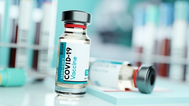 Уволниха близо 3000 неваксинирани срещу COVID-19 медицински служители във, след