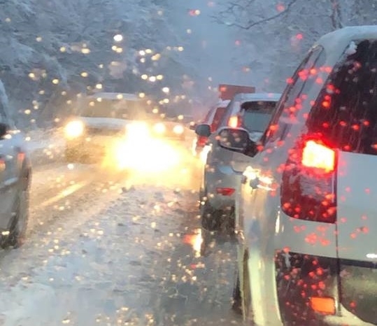 Напълно е блокиран трафикът по международния път Е 79 между Мездра