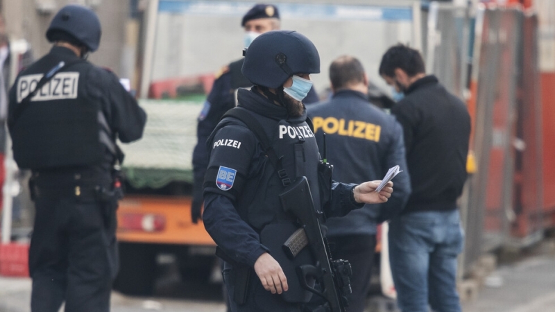 Австрия разследва 21 души като предполагаеми съучастници на джихадиста който