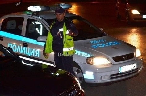 Пиян шофьор е бил арестуван след като е заловен да