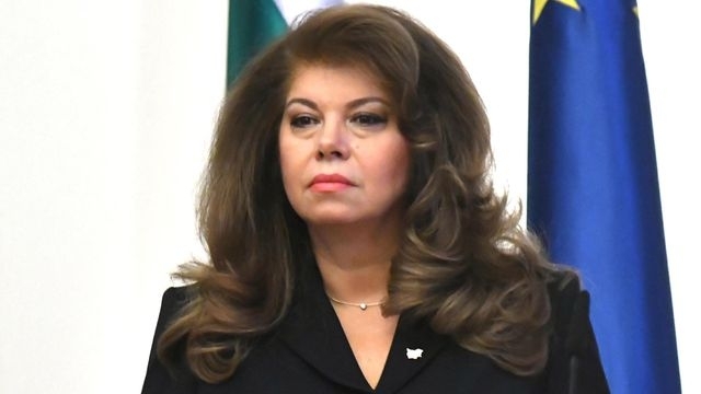 Започнала професионалния си път като журналист развила политическите си възгледи