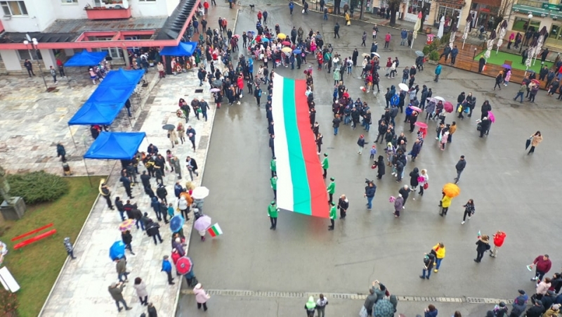 С шествие с 18 метров трибагреник носен от 26 ученици от